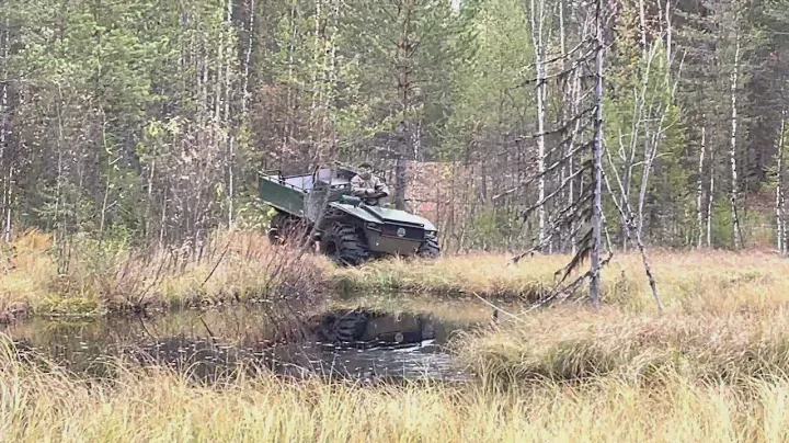 Вездеход Вепрь V8М по болоту